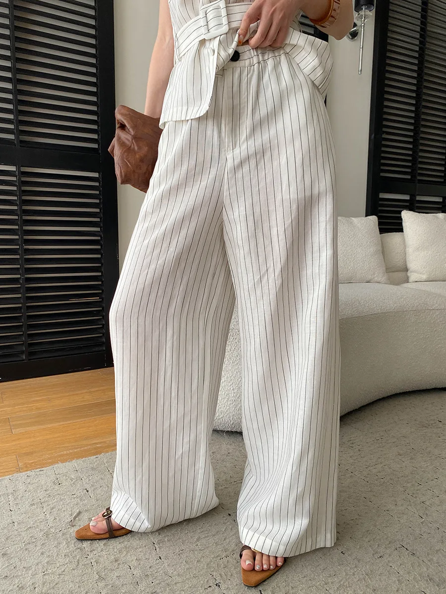 Sommerliches Damen-Set mit Rundhalsausschnitt, gestreiftem Schnürbund, ärmelloser Weste und lässiger Hose – Detail 7