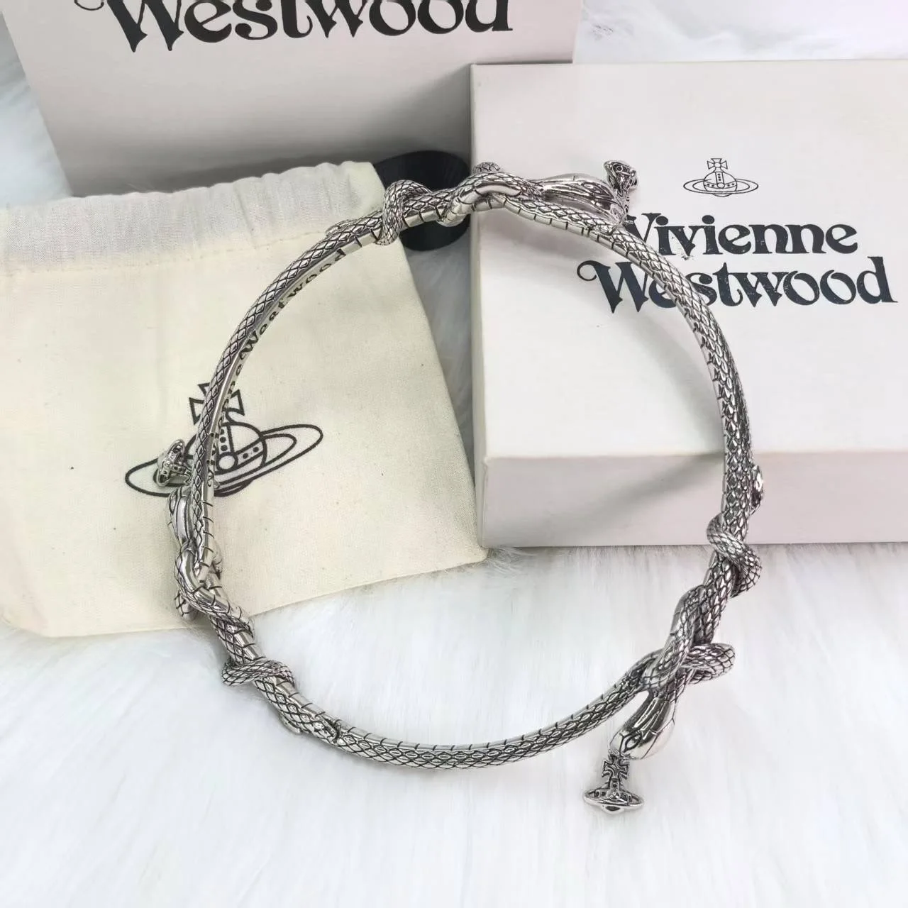 

The 2025 new limited edition snake-shaped collar for the Year of the Snake in the West is fashionable, light luxury, versatile a