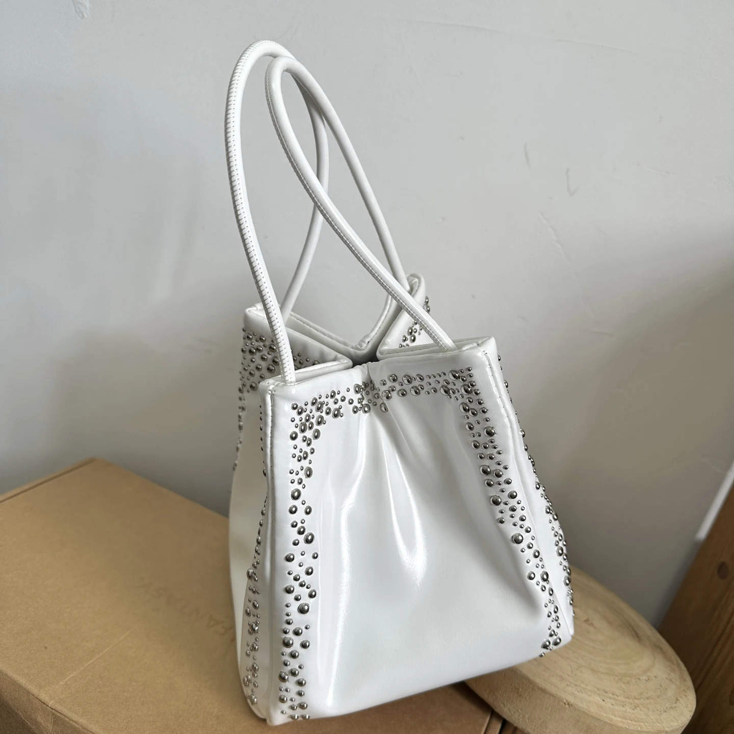 

Rivet Parachute Bag 2025 New Niche Design Y2K Millennial Style Vintage Bucket Bag Fashion Women's PU Glossy Handbag Bag