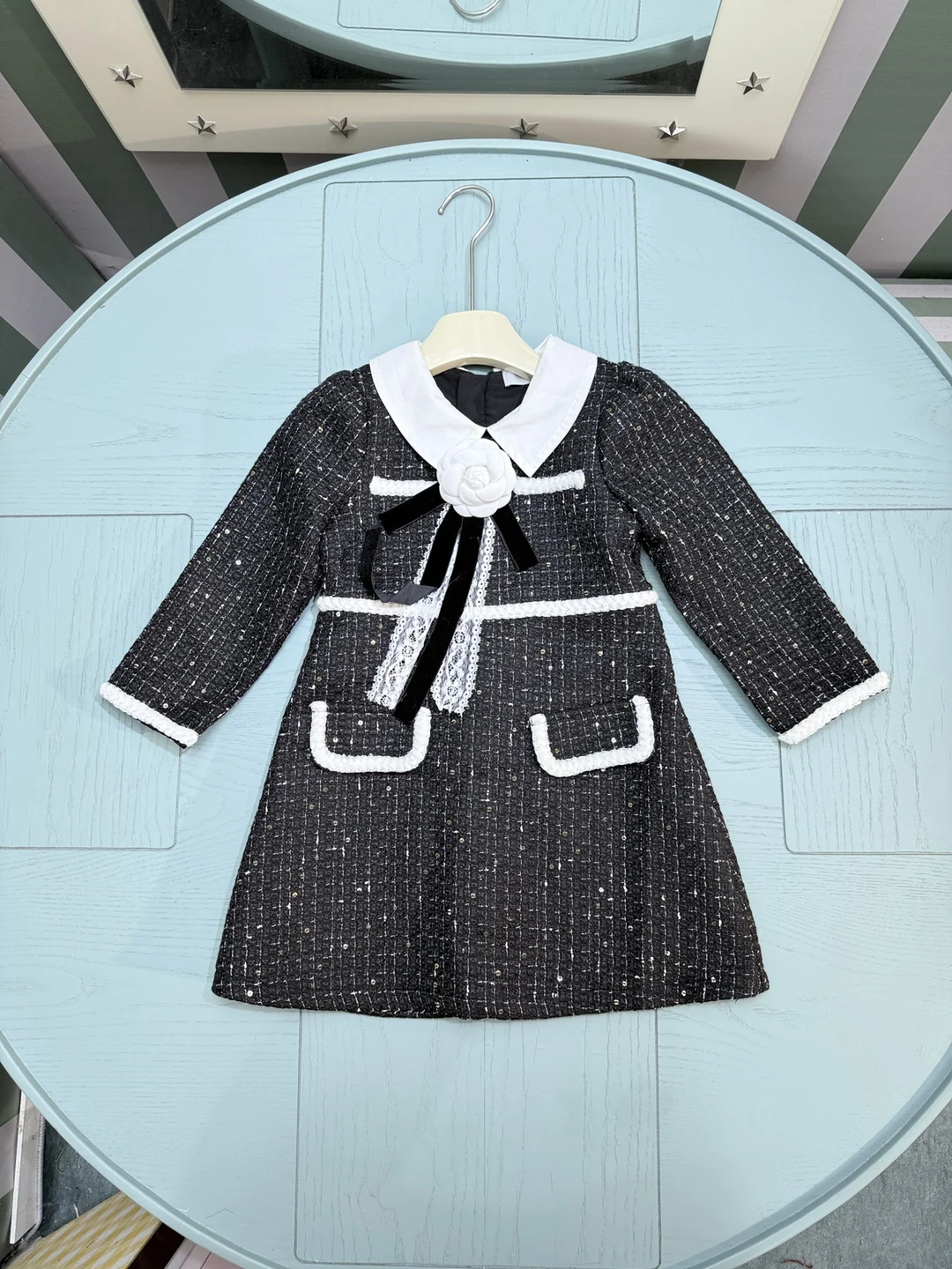 فستان بناتي لخريف 2025 بفيونكة كلاسيكية وياقة على شكل زهرة وزخرفة ملابس أطفال فستان رسمي للحفلات