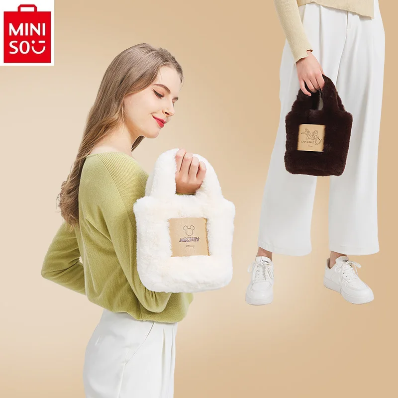 

MINISO Disney's new women's plush handbag is a fashionable and versatile compact and portable cartoon Mickey cute style handbag