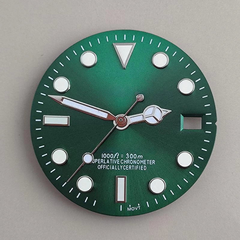 The new SUB sunray modified S dial has round studs 28.5mm green luminous NH35 NH36