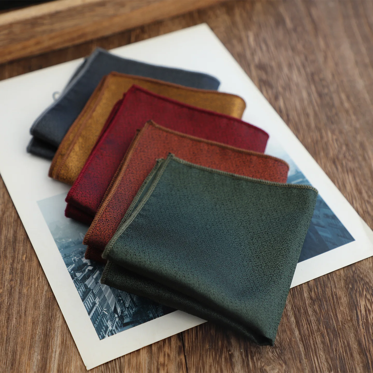 2026 الربيع الصيف الصلبة الأبيض جيب مربع رجالي البوليستر الجاكار الأخضر البني منديل العريس قميص الزفاف الملحقات