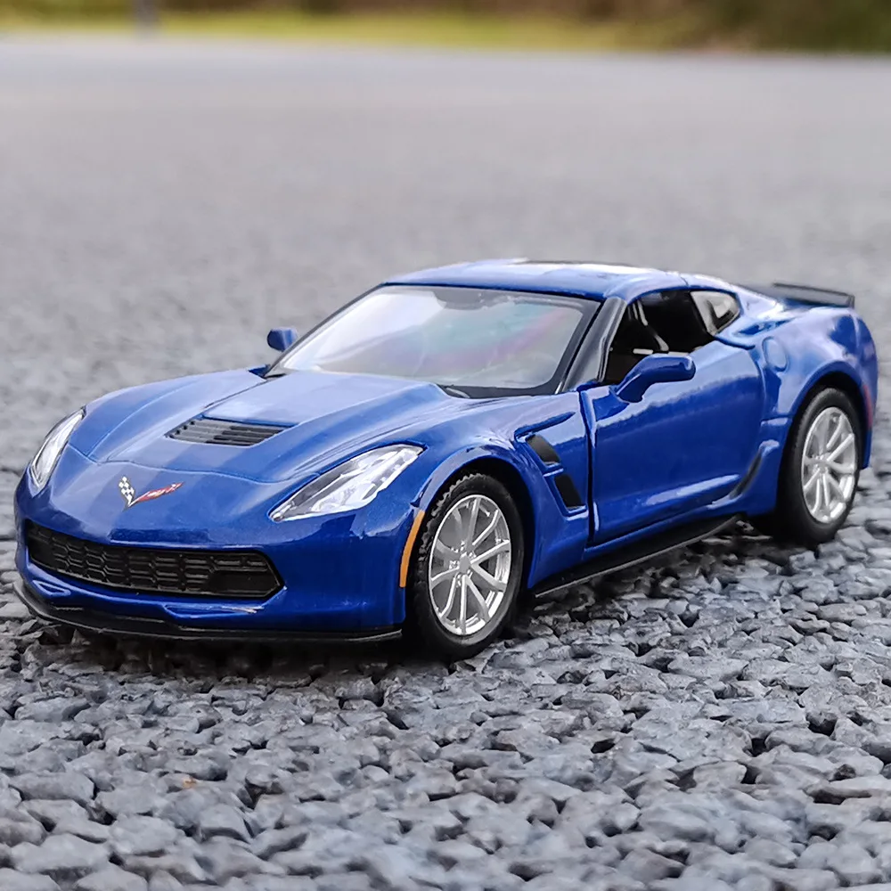 Chevrolet Corvette C7 Grand Sport Simulação em Miniatura e Veículo de Brinquedo com Fricção e Portas que Abrem RMZ City 1:36 Modelo de Supercarro em Liga Metálica