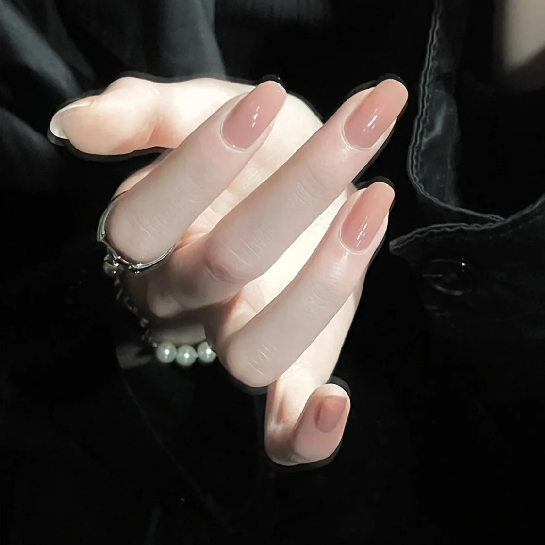 24 ชิ้นเคลือบน้ําตาลสแควร์กดบนเล็บปลอม Sheer Nude Glow สวมใส่เล็บเคล็ดลับเต็มรูปแบบสําเร็จรูปเล็บปลอมด้วยกาว