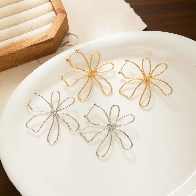 

Vintage Metal Big Line Flower Earrings For Women Girl Minimalist Gold Silver Color Hollow Large Personality Earrings Jewelry Gif