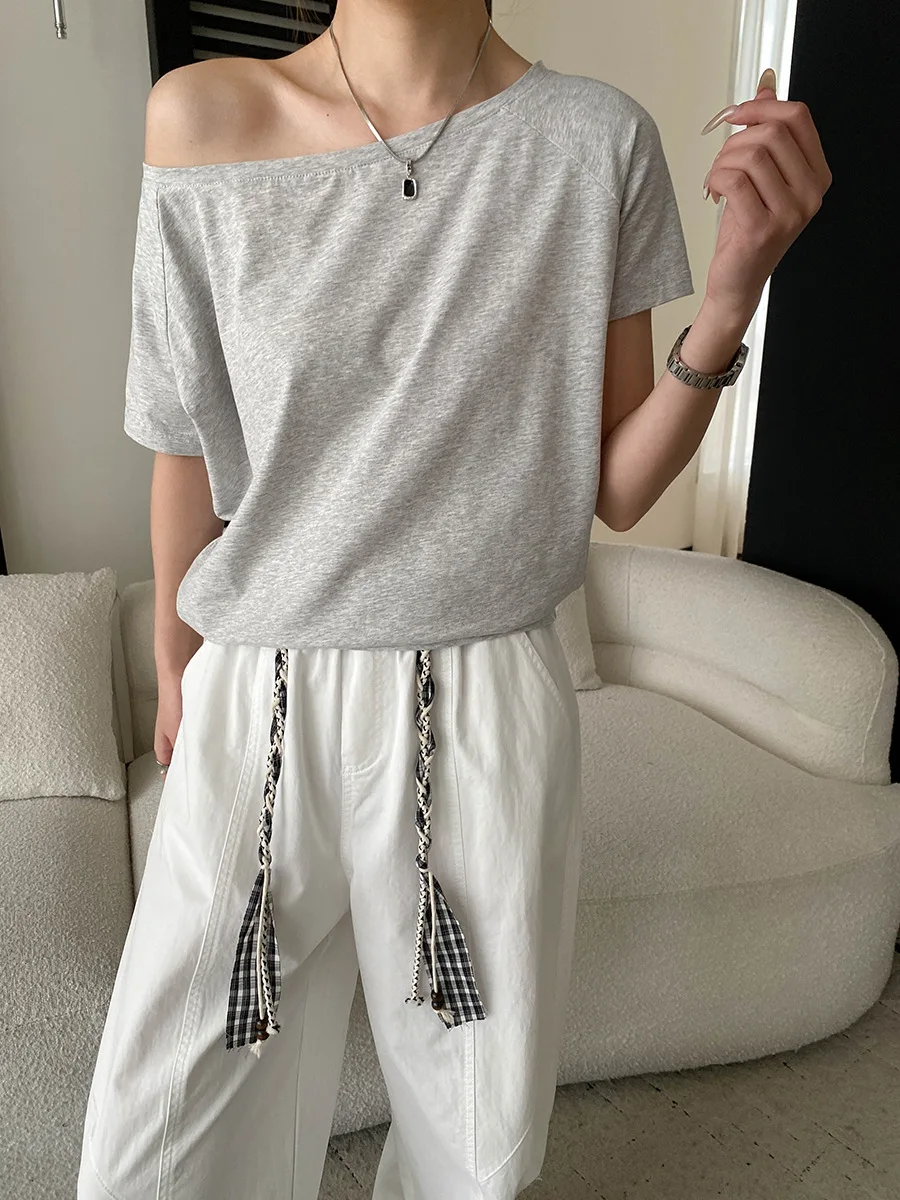 Sommerliches Damen-T-Shirt in unifarbenem Design mit schrägem Ausschnitt, schulterfrei, lockerer Passform und schlankmachendem Effekt, kurzärmelig. – Detail 5