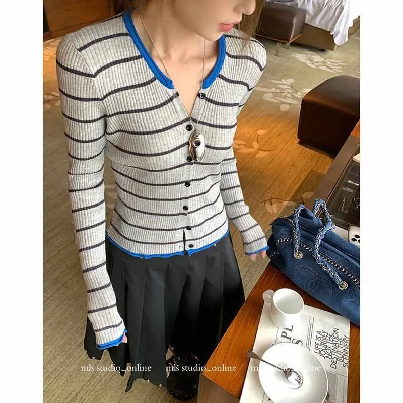 เสื้อสเวตเตอร์ถักลายทางตัดกันทันสมัยสำหรับผู้หญิง ต้นฤดูใบไม้ร่วง ทรงเข้ารูป สไตล์เรียบหรู เสื้อครอป