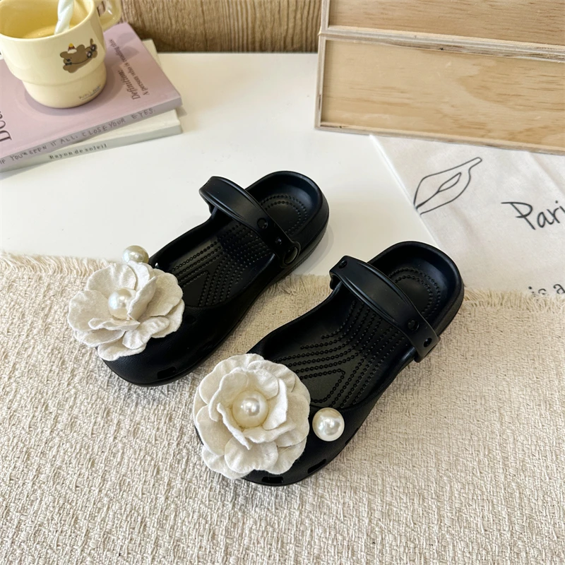 A pair of children's soft integrated EVA garden clogs, detachable heel strap non-slip daily beach walking shoes KH-k692-63