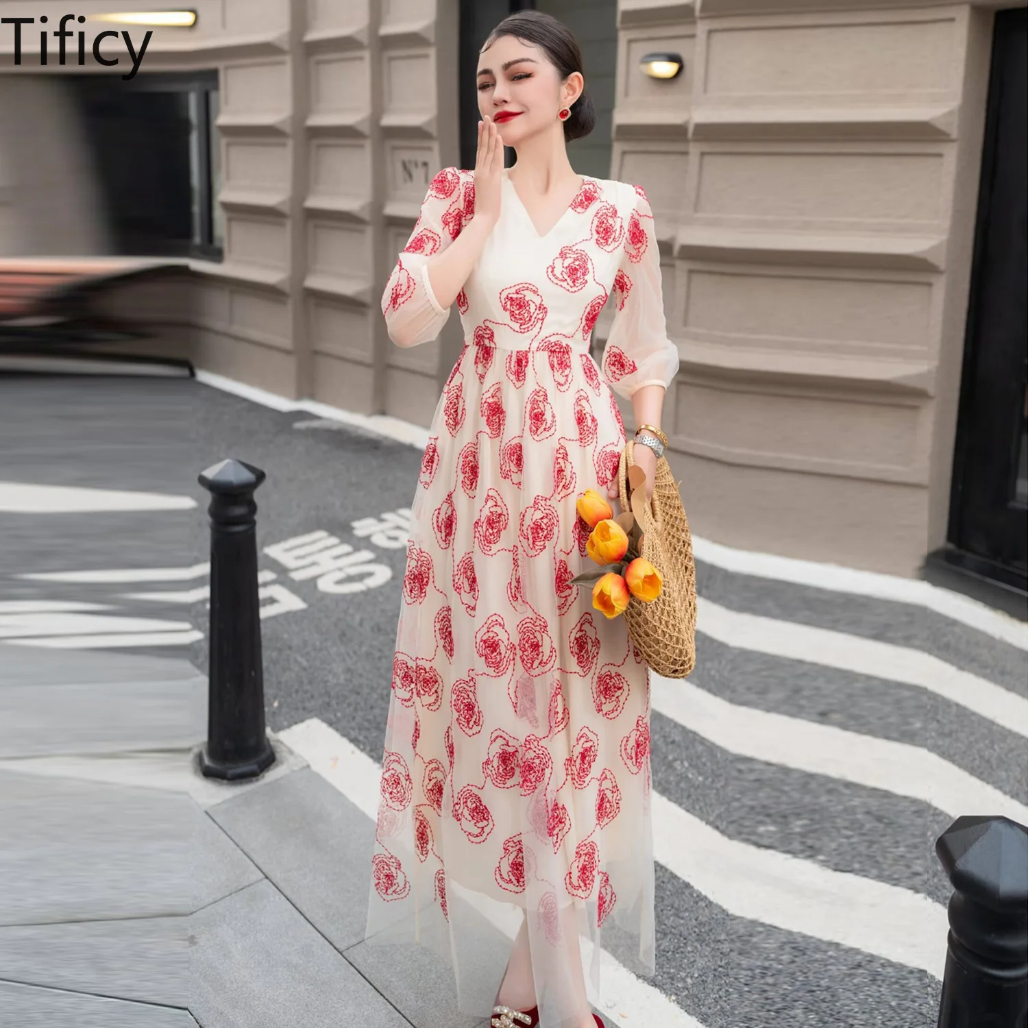 

High Quality 2024 Spring/Summer New Women's V-neck Mesh Heavy Industry Hand Shake Flower Craft Slimming Waist Dress