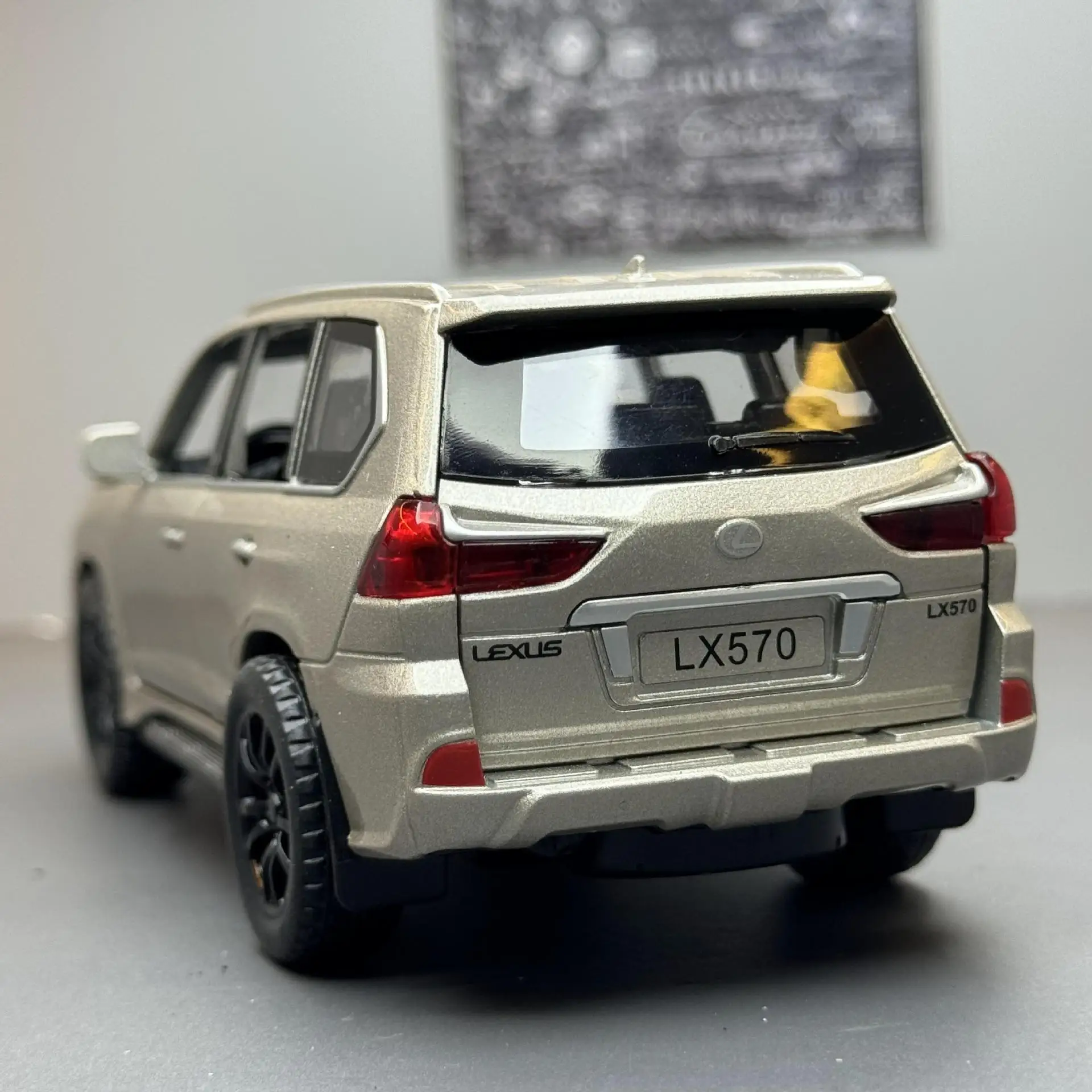 1/32 LEXUS LX570 SUV Alloy Off Road Diecast Metal Model Fine Model Collection Computer Desktop Ornaments Children Birthday Gift