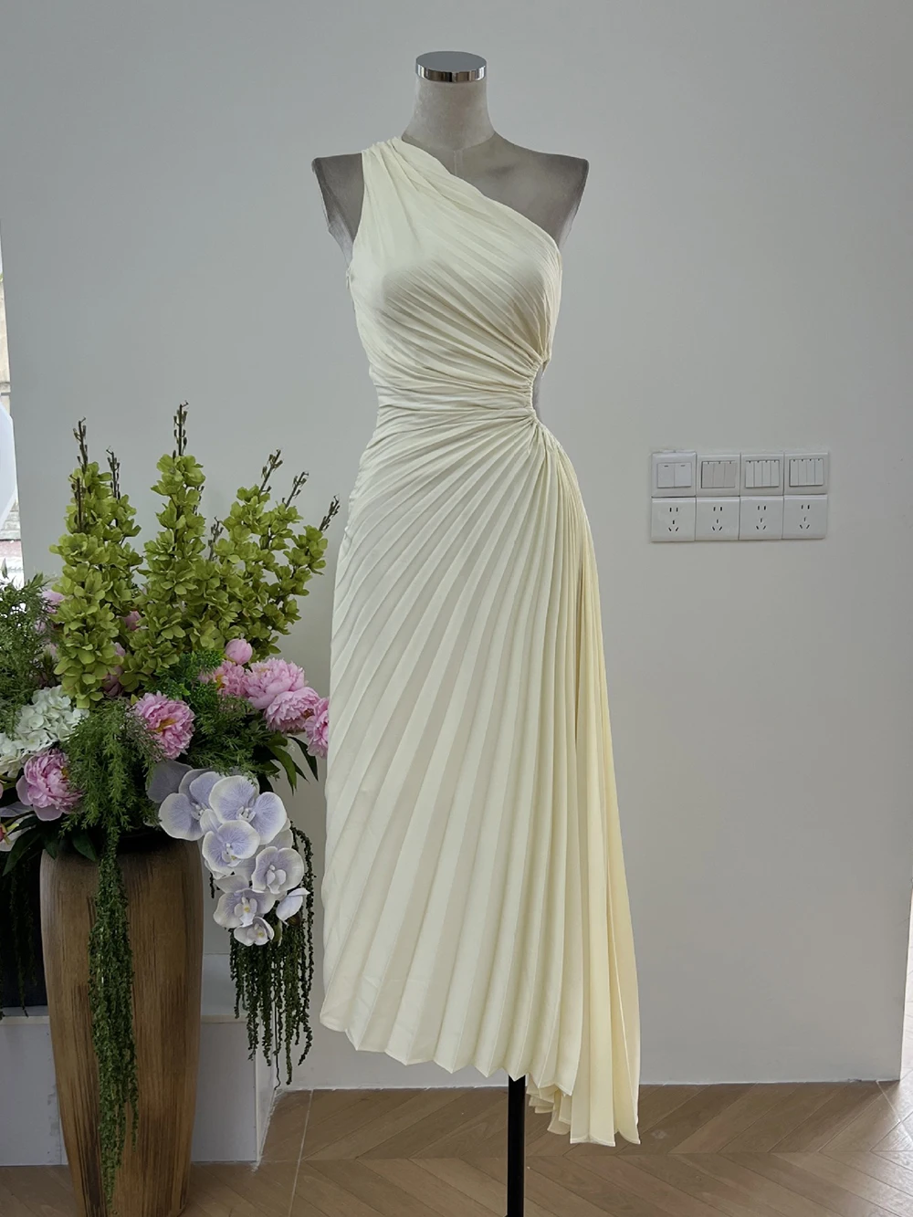 Modphy cor sólida um ombro plissado vestido irregular para mulher sexy sem mangas oco para fora magro vestido longo feminino vestitos