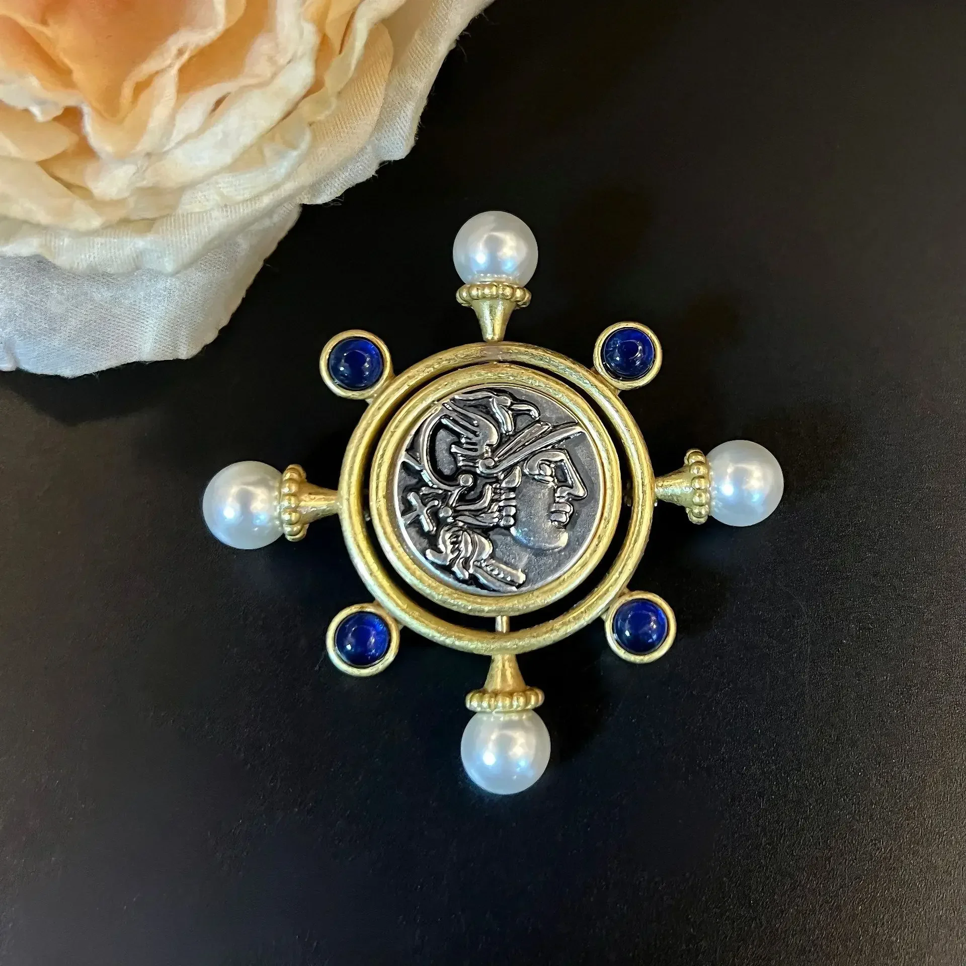 

Retro high-class temperament ancient coin person avatar brooch fashionable lapis lazuli pearl