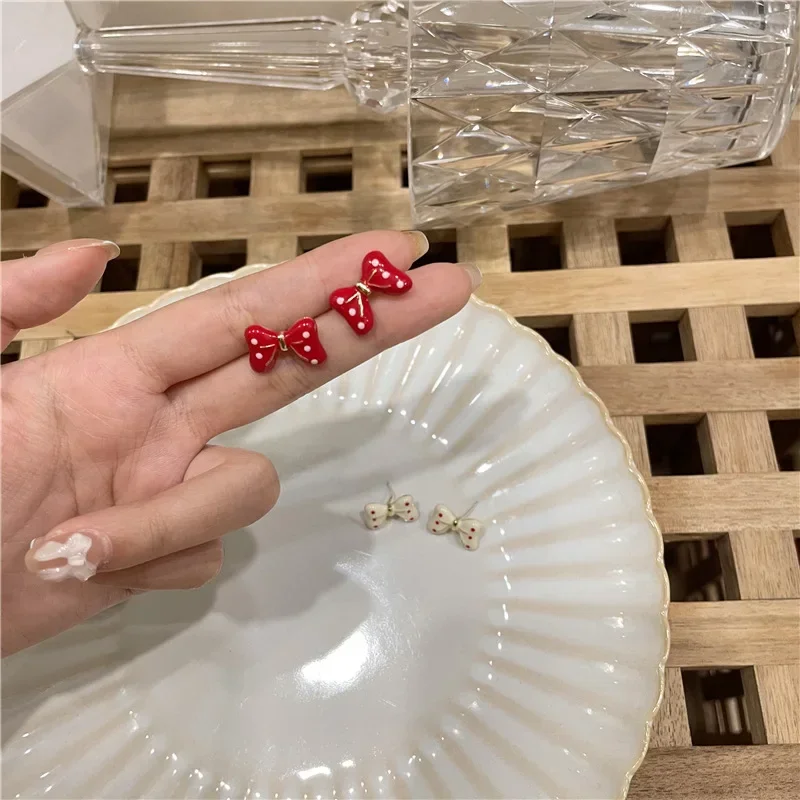 أقراط صغيرة لطيفة على شكل فيونكة للنساء والفتيات أقراط معدنية حلوة كورية لحفلات الزفاف مجوهرات عصرية هدية بالجملة