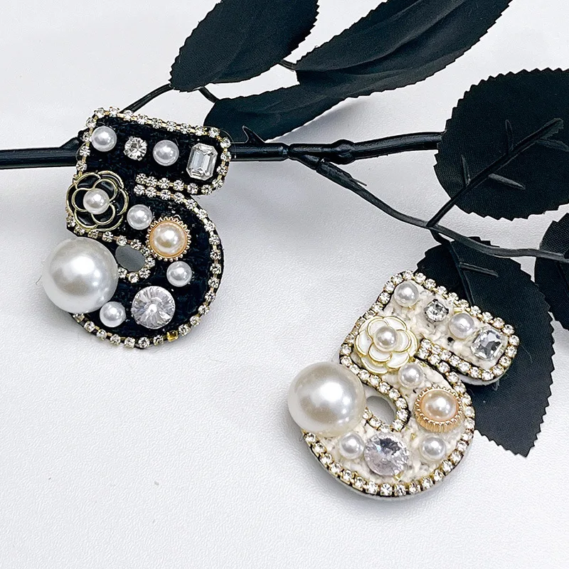 

Korean Fashion Flower Brooches for Women Rhinestone Pearl Number 5 Corsage Luxury Girls Party Brooch Jewelry Accessories