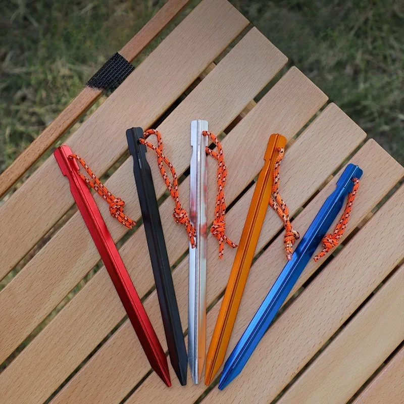 8 Stück/Packung Ultraleichte Aluminiumlegierung Zeltheringe Dreieckige Nagelstecker Verstärkt 18cm mit Seil Outdoor Camping Zubehör