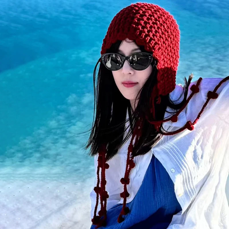 قبعة سفر نسائية من Atmosphere Wear قبعة محبوكة بشرابة كروشيه حمراء