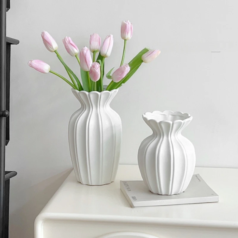 White ceramic vase with a short and plump neckline design, simple and modern living room decoration, and a sense of luxury