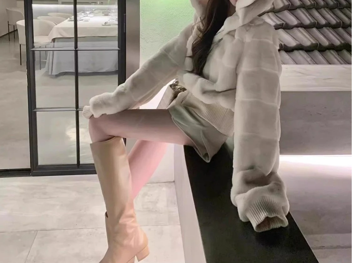 معطف قصير بسحاب من القطيفة بغطاء للرأس جديد لشتاء 2025