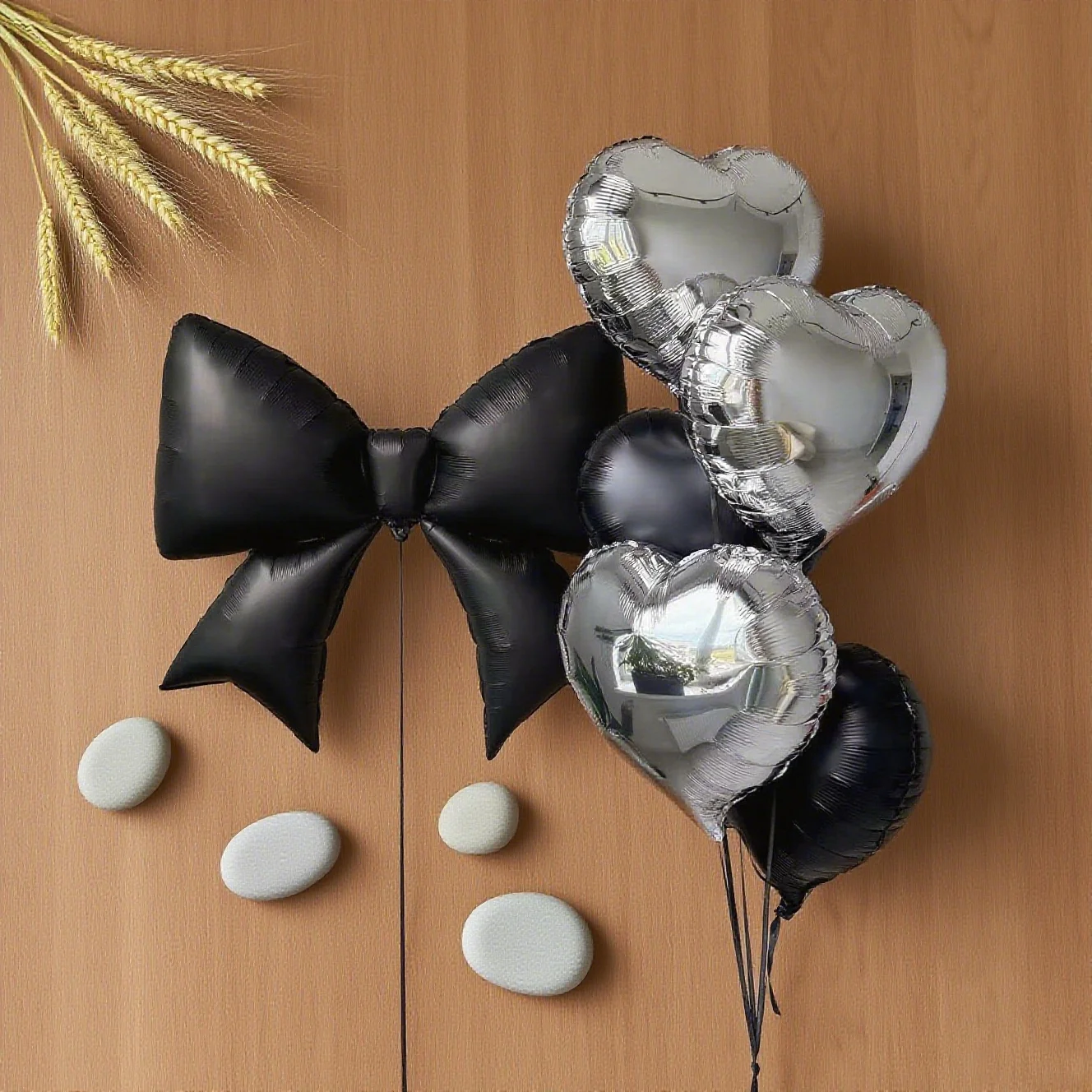 Schleifen-Liebes-Set: Ein Set aus schwarzen Schleifen und silbernen Herzen, geeignet zur Dekoration von Valentinstag und Jahrestagen – Detail 4