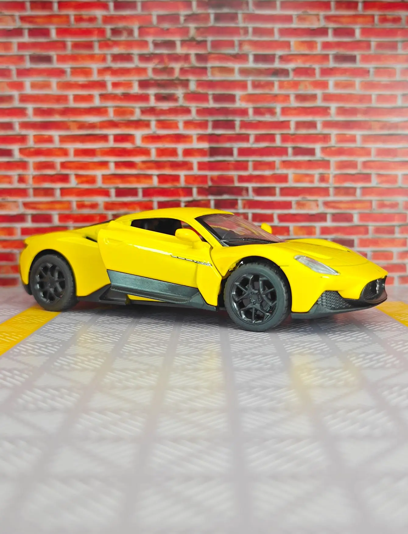 1:33 Simulation Maserati MC20 alloy car model with two doors that can be opened, sound and light feedback, supercar ornament