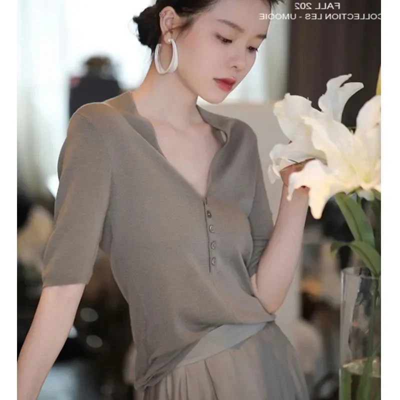 

Elegant Thin Silk V-neck Short-sleeved Summer German Fine Wool 16 Knitted Five-cent T-shirt E146