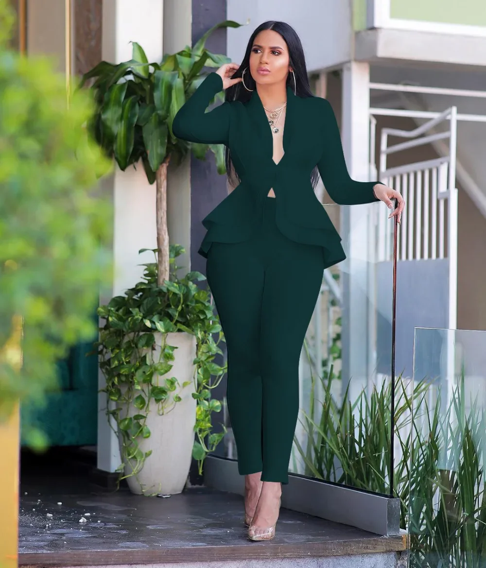 Herbstliches Damen-Outfit, bestehend aus zwei Teilen: ein einfarbiges Oberteil mit V-Ausschnitt und langen Ärmeln, ein Blazer mit Peplum-Saum und eine Bleistiftrockhose – ein elegantes, formelles Business-Outfit für den Büroalltag, erhältlich in großen Größen. – Detail 13