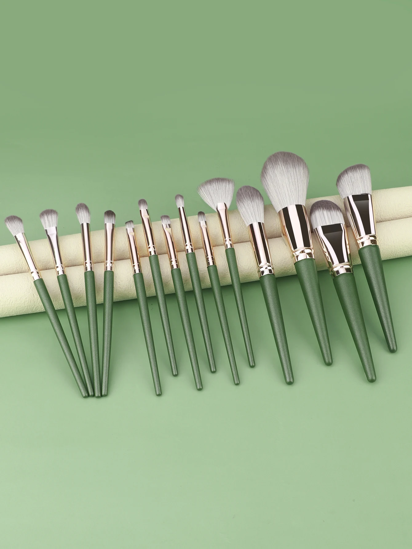 مجموعة فرش مكياج جديدة مكونة من 14 قطعة من Green Cloud، بما في ذلك فرشاة البودرة الناعمة وفرشاة العين وأدوات مكياج التجميل #2