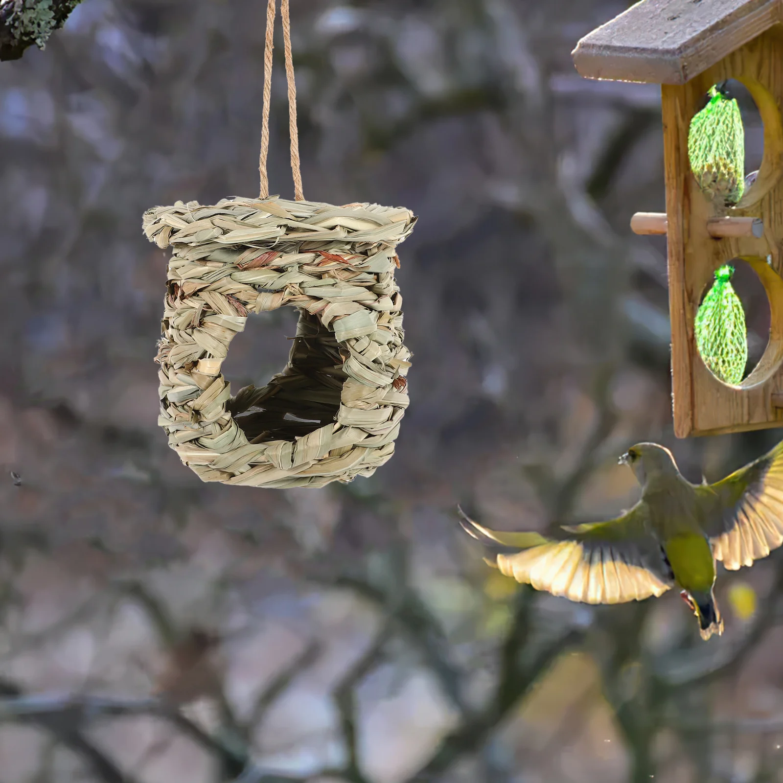 

Grass Woven Bird Nest Handmade Hanging Birdhouse For Parrots Parakeets Outdoor Garden Nesting Shelter Stable Ventilated