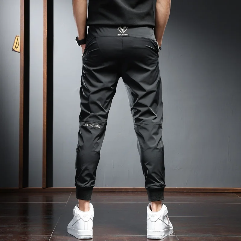 

Летние модные ультратонкие повседневные брюки из ледяного шелка с вышивкой, мужские облегающие спортивные брюки с быстрой сушкой, стильные...