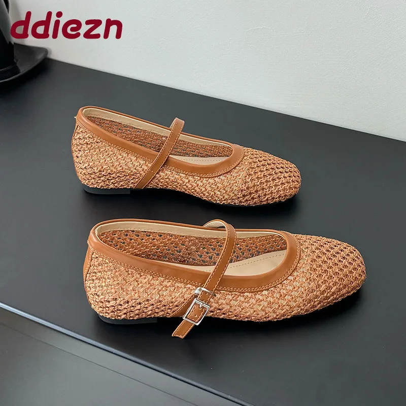 

Модные женские туфли Мэри Джейн на плоской подошве с пряжкой и ремешком, новинка 2025 года, женские неглубокие туфли в стиле Лолиты, увеличивающая рост обуви