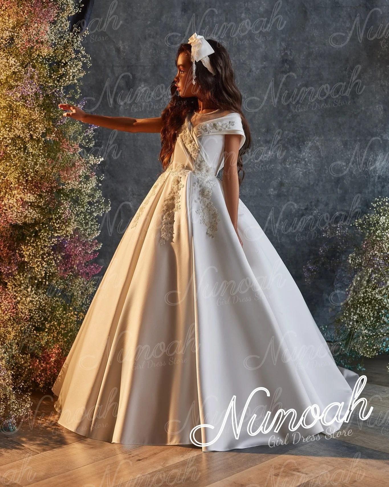 

White Satin Flower Girl Dresses for Wedding Lace Appliques Floor Length Girl Birthday Gowns First Communion Gowns Customized