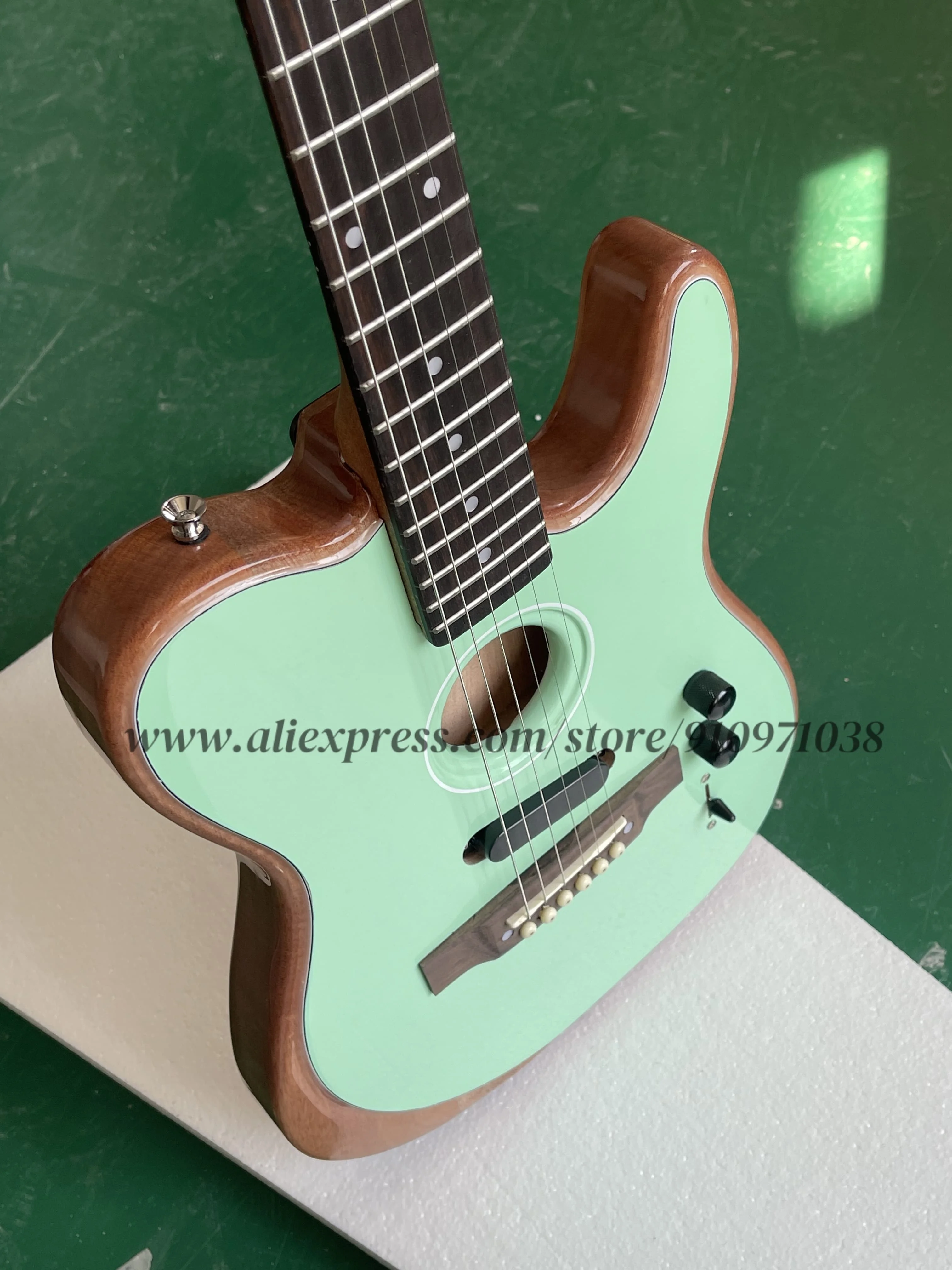 

Classic light green guitar, wooden bridge, hollow guitar, rosewood fingerboard 22frets, chrome-plated tuner, factory custom