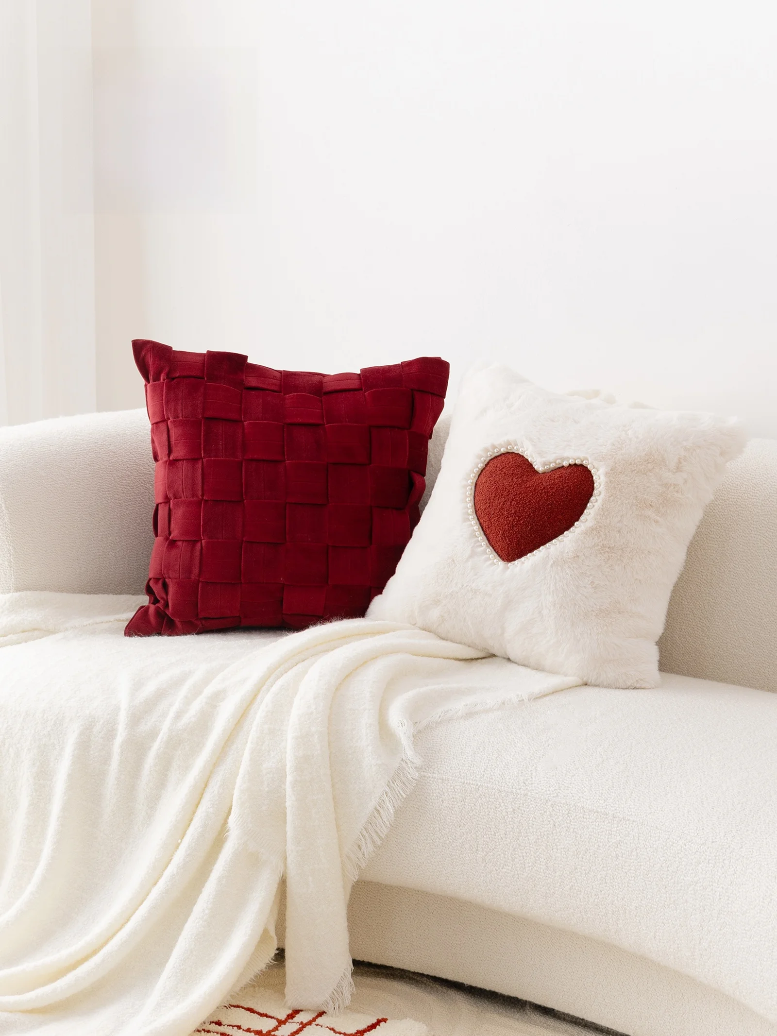 

Modern Minimalist Luxury Nordic Red Knitted Sofa Heart-Shaped Pillow Girl's Room Sample House Cute Style Home Decor Cushion