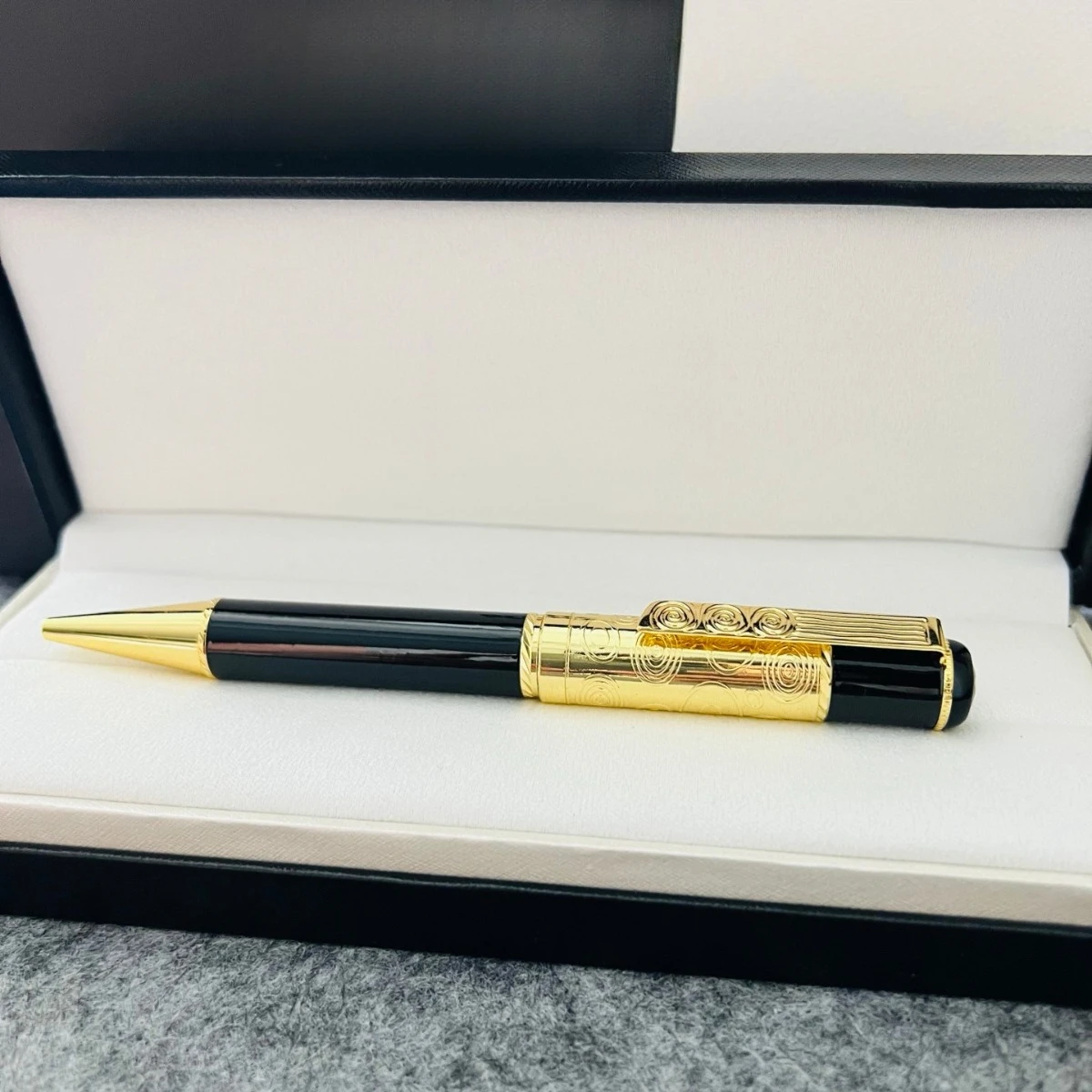 

Luxury Gold Ballpoint Pen Rollerball Pen Premium Business Signature Pen High-end Office Writing Pen Gift Set For Men & Boss