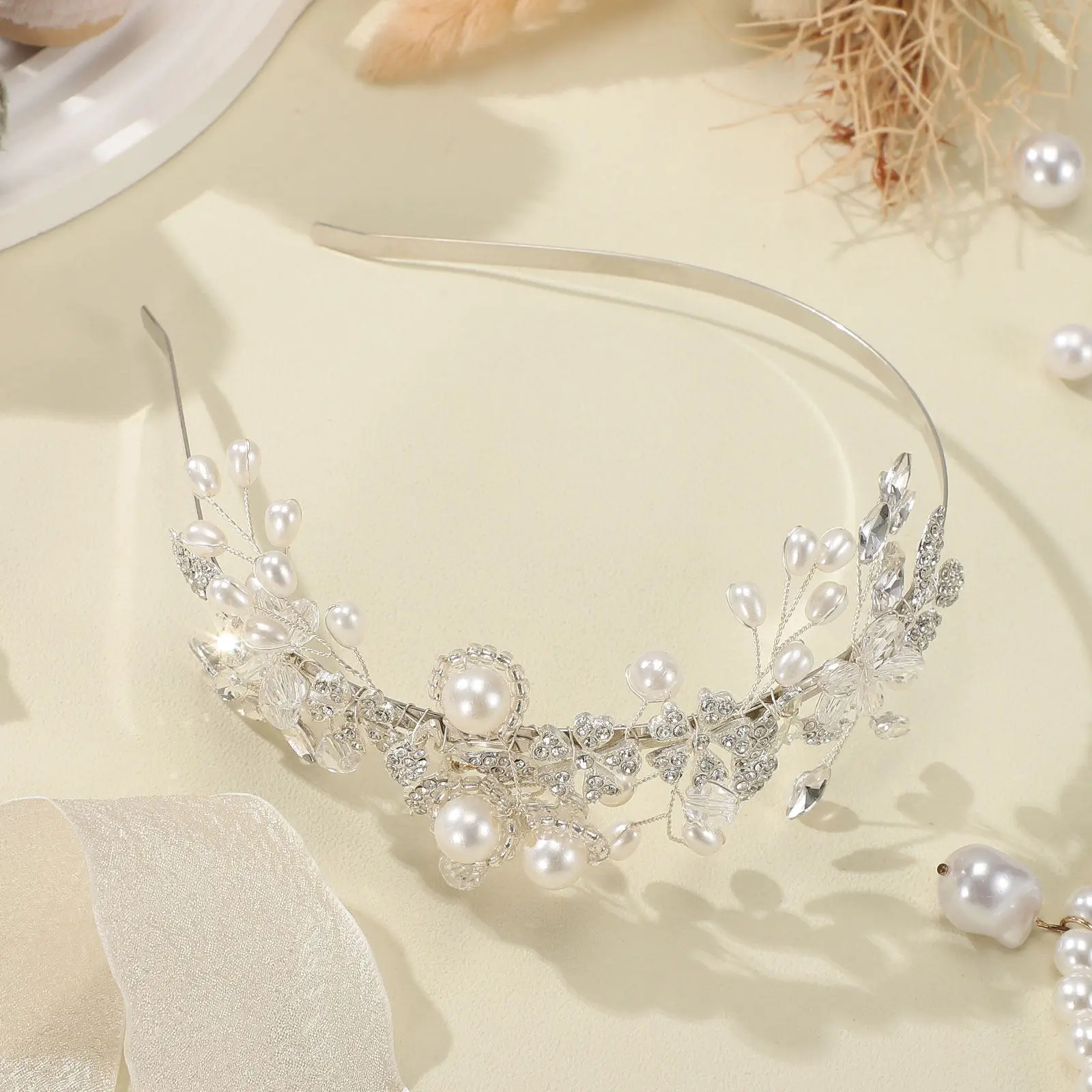 

1Pcs Delicate Pearl and Floral Bridal Headband Wedding Headdress for Women Girls Festival Holiday Fashion Show Everyday Hair