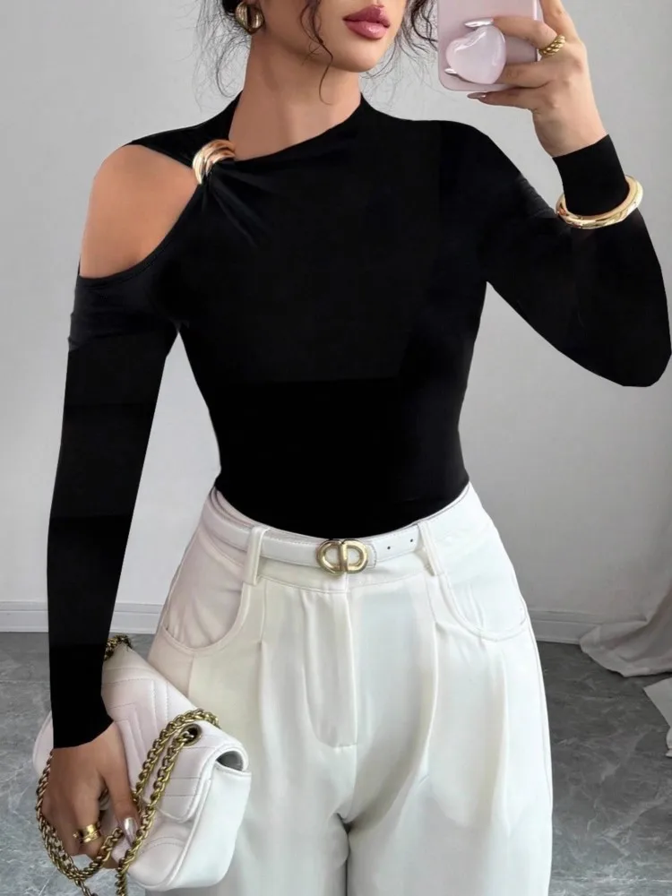 

Женская полая однотонная футболка с длинными рукавами, осенняя мода, тонкий топ с асимметричным воротником и открытыми плечами, металлическое украшение