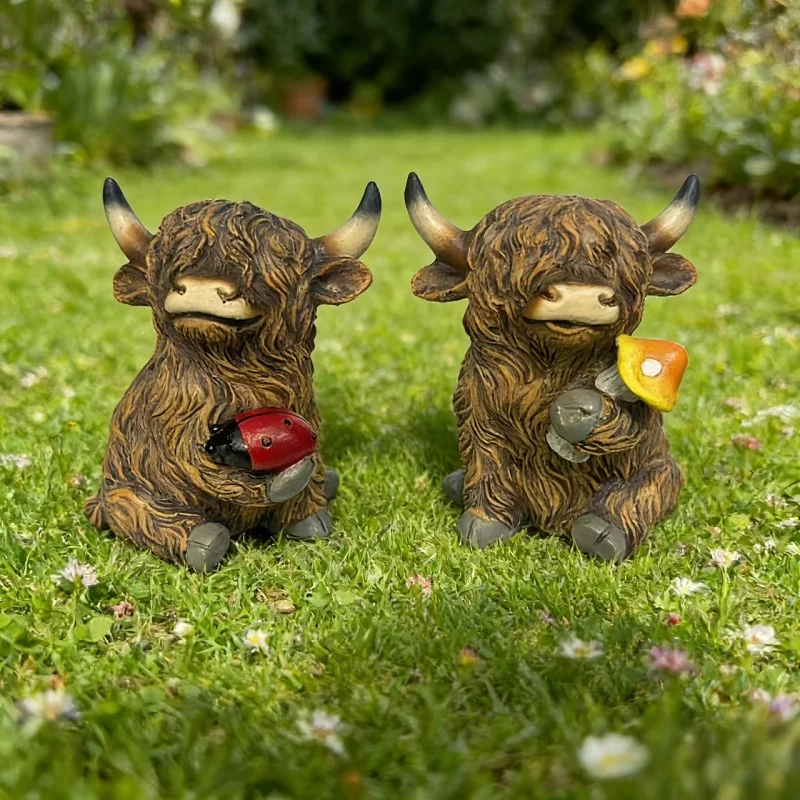 2Highland Cow Figurine Set，Cute Scottish Highland Cow Sculpture with Ladybug and Mushroom，Resin farm animal decorations
