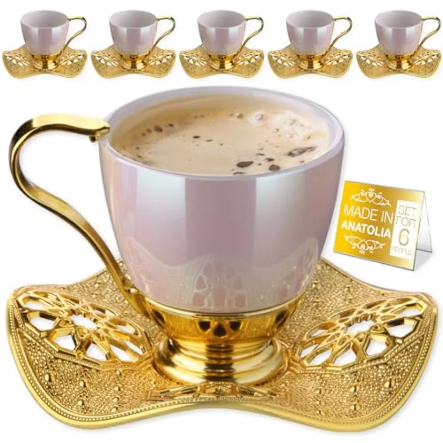 Juego de tazas de café turco para 6 personas: tazas de porcelana con asas de metal dorado y platillos ondulados color perla y dorado 3 oz/ 88 cc.