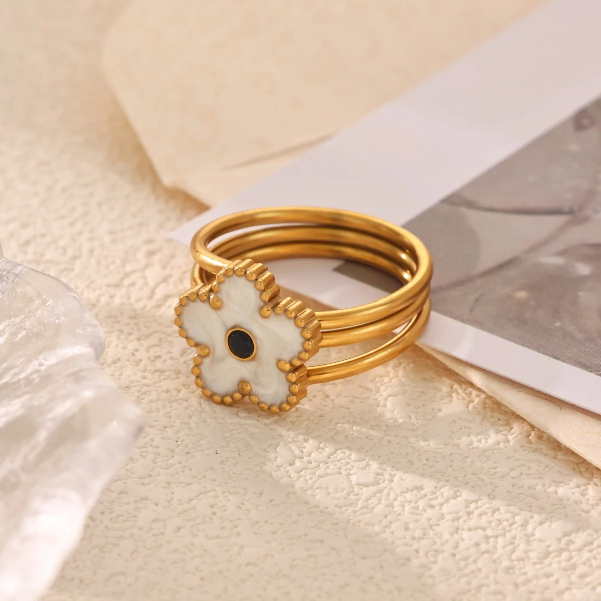 Vintage Weißer Emaille-Blumenring für Damen, Goldfarben, Edelstahl, Mehrschichtiger Gestapelter Ring mit Schwarzer Blume in der Mitte, Statement-Schmuck – Detail 5