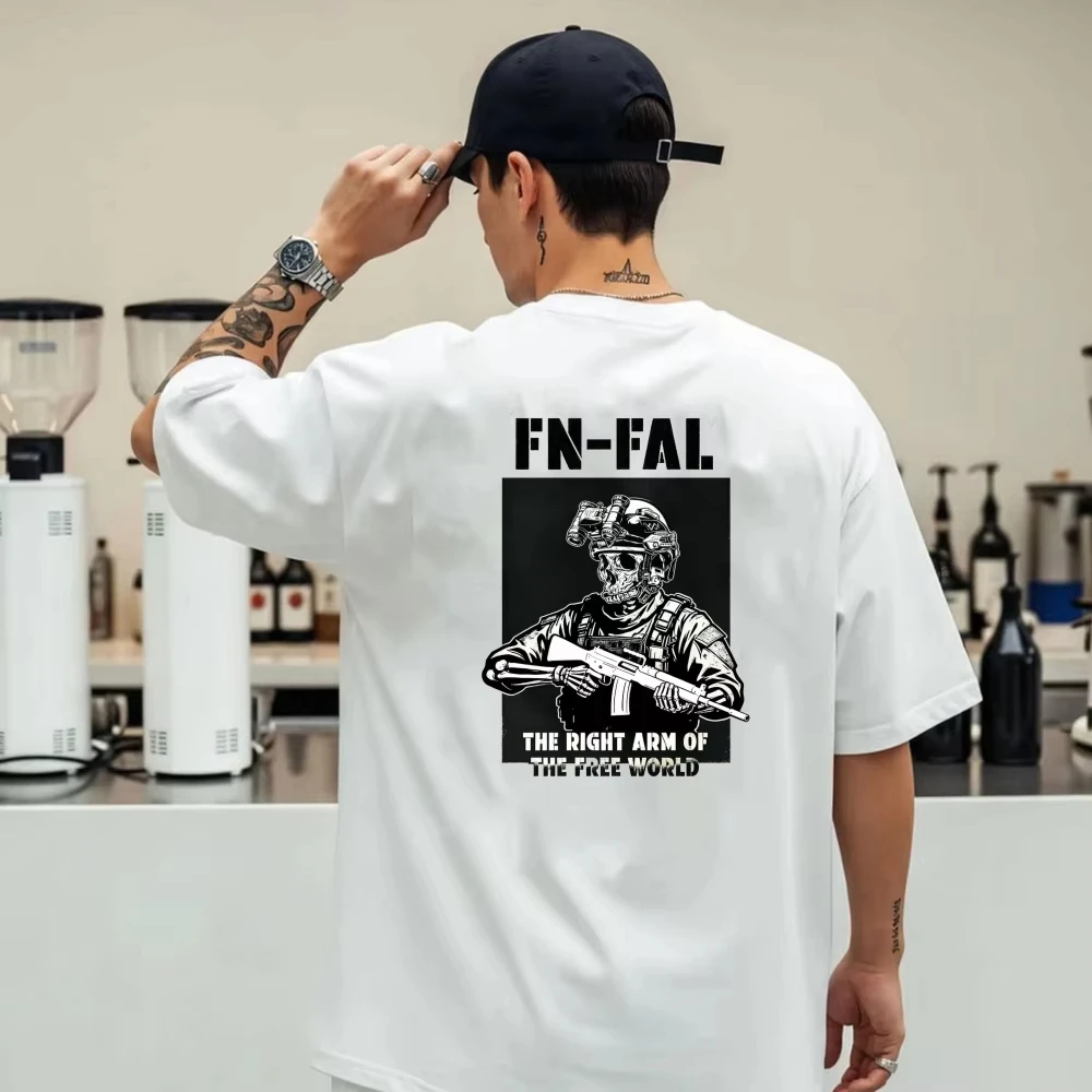 Camiseta masculina oversized FN-FAL The Right Arm Of The Free World, estampa gráfica de soldado com caveira tática, algodão, estilo militar e streetwear.