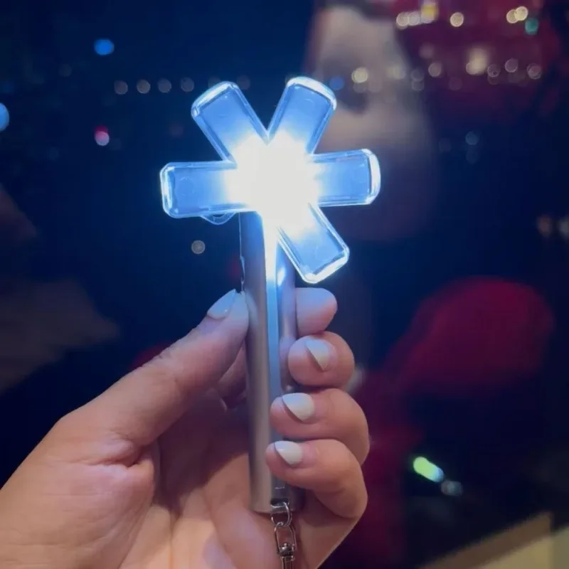 

New Kpop Korean Minnie Yuqi Lovely Mini Light Stick Keychains Ver.3 Electronic Lights Bag Pendant Keyrings Fans Best Gifts