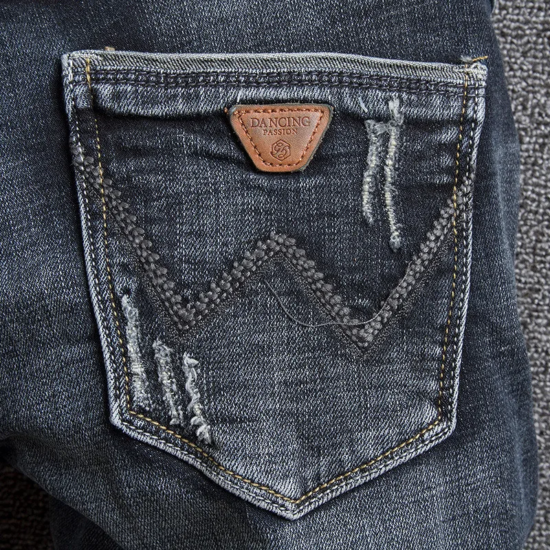 بنطلون جينز للرجال بتصميم إيطالي جذاب باللونين الأسود والأزرق مرن ومناسب وممزق وممزق من قماش الدنيم