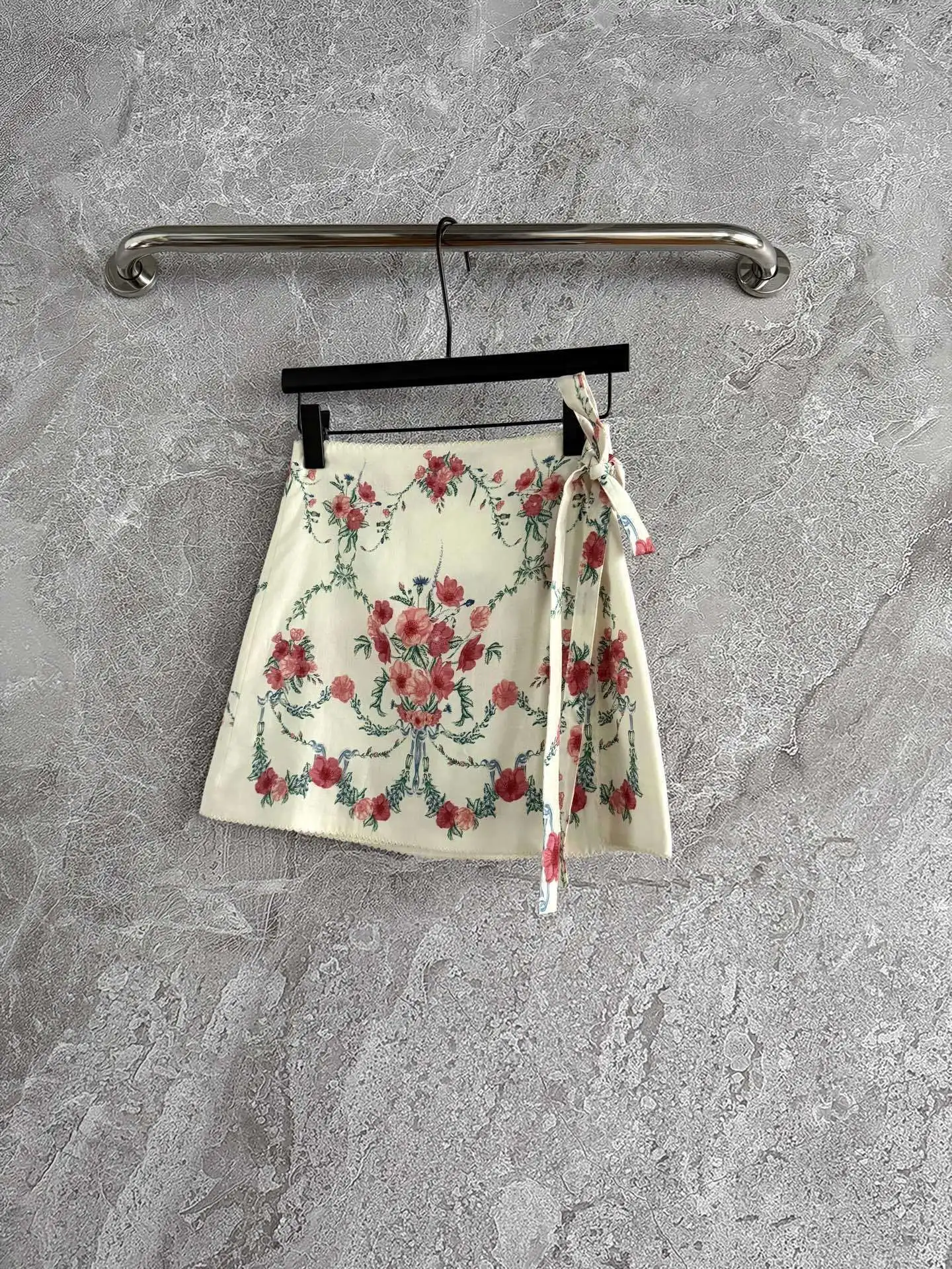 

Модная и элегантная женская одежда: цельное платье с принтом, шнуровкой и цветочным узором, коллекция ранняя весна-лето 2026