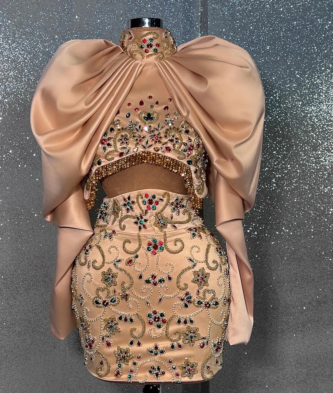 فساتين كوكتيل الشمبانيا بأكمام طويلة مطرز لحفلات أعياد الميلاد فساتين حفلة موسيقية قصيرة لحفلات العودة للوطن حسب الطلب