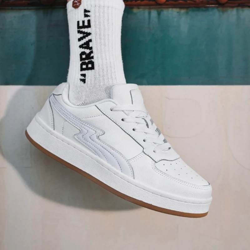 أحذية رياضية رجالية جديدة منخفضة القمة الأكثر مبيعًا كبيرة الحجم بمقدمة مستديرة ورباط علوي كاجوال ومريحة بنعل ناعم ومحظلة بالألوان