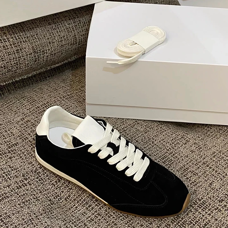 أحذية نسائية كاجوال من الجلد الطبيعي من جلد الغزال أحذية رياضية للرجال برباط للمشي أحذية بيضاء مصممة أحذية نسائية