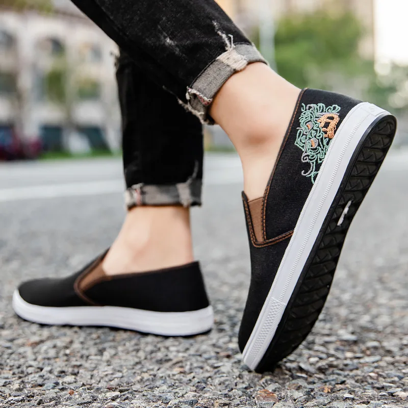 Spring New Chinese Style Embroidered Men's Canvas Shoes with Soft Sole and Soft Surface, Anti slip and Wear Resistant