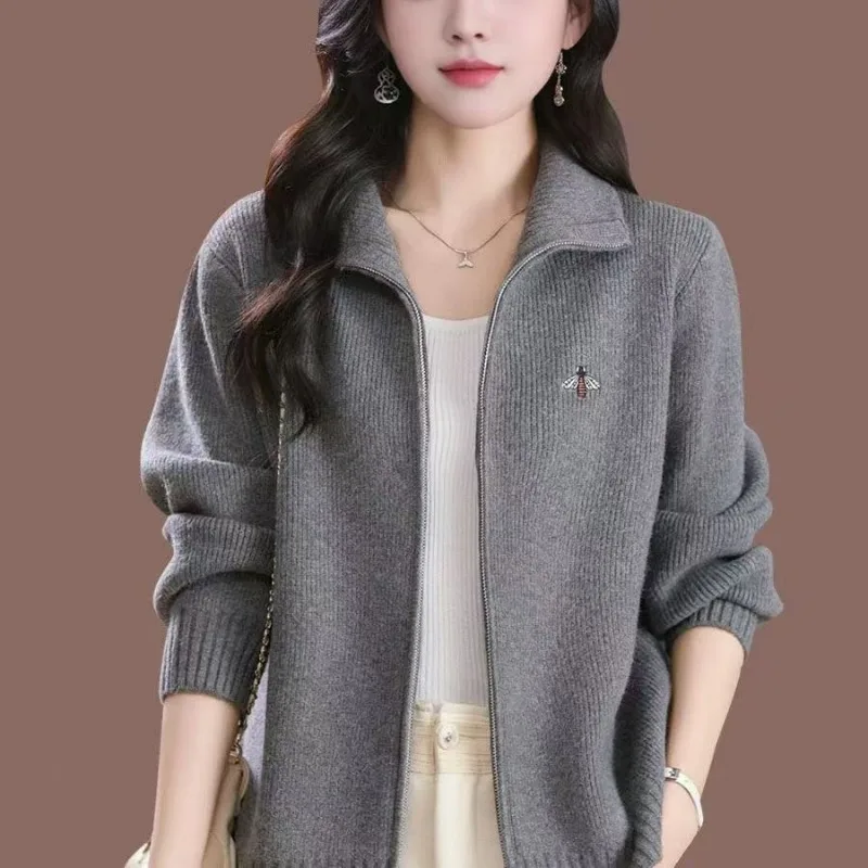 New Style Autumn and Winter Style Knitted Women's Top Little Bee Chest Logo Cardigan Lapel Zipper Slim and Loose