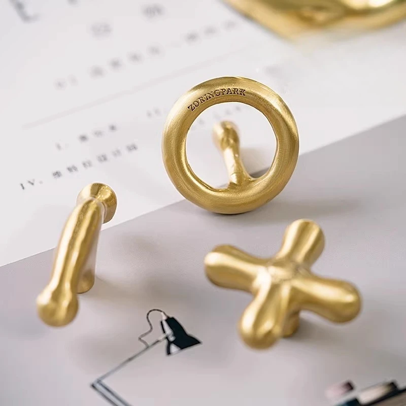 

Современные латунные ручки для шкафов, алюминиевые ручки для дверей и ящиков, креативные ручки для прикроватных тумбочек, декоративные аксессуары для тумбочек